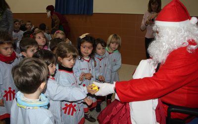 Papá Noel y los Duendes Mágicos visitan a los niños de Infantil
