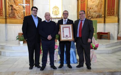 Julio Hernández, nuestro querido conserje, recibe la insignia de plata de ámbito regional de los Antiguos Alumnos